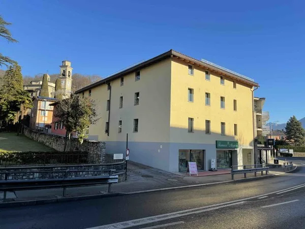 Affittiamo spazio commerciale (100 m2 ca.) divisibile in due unità con entrata indipendente