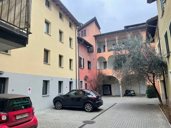 Wir vermieten Gewerbefläche (ca. 100 m2) teilbar in zwei Einheiten mit separatem Eingang