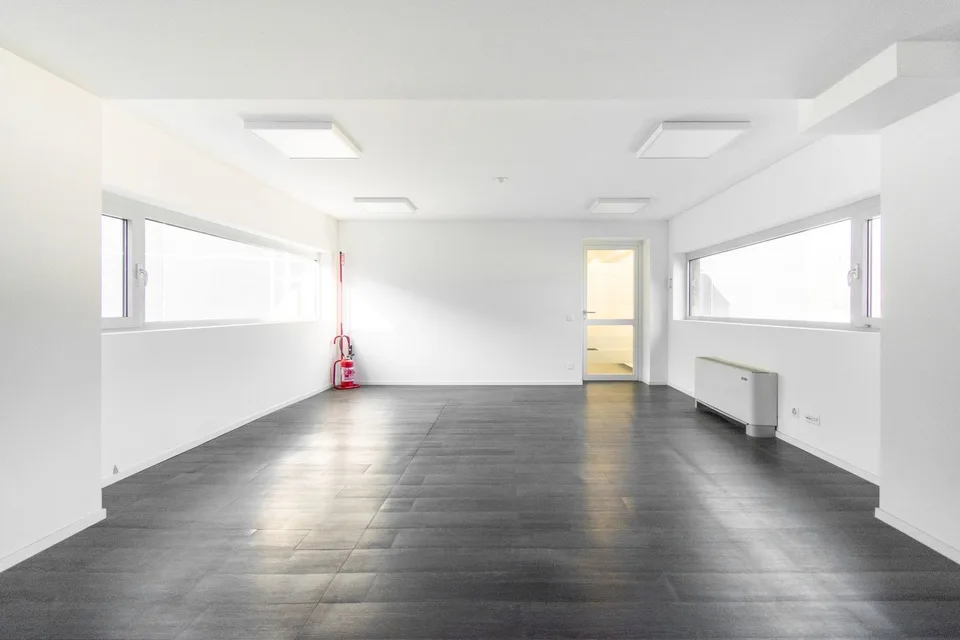 LUMINOSO OPEN SPACE IN POSIZIONE STRATEGICA