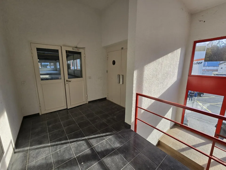 Fläche von 555m2 - Showroom - Büros oder Lokale