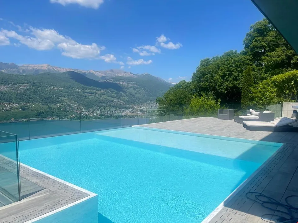 Villa de haut standing (avec 2 app.) Piscine à débordement et vue lac splendide