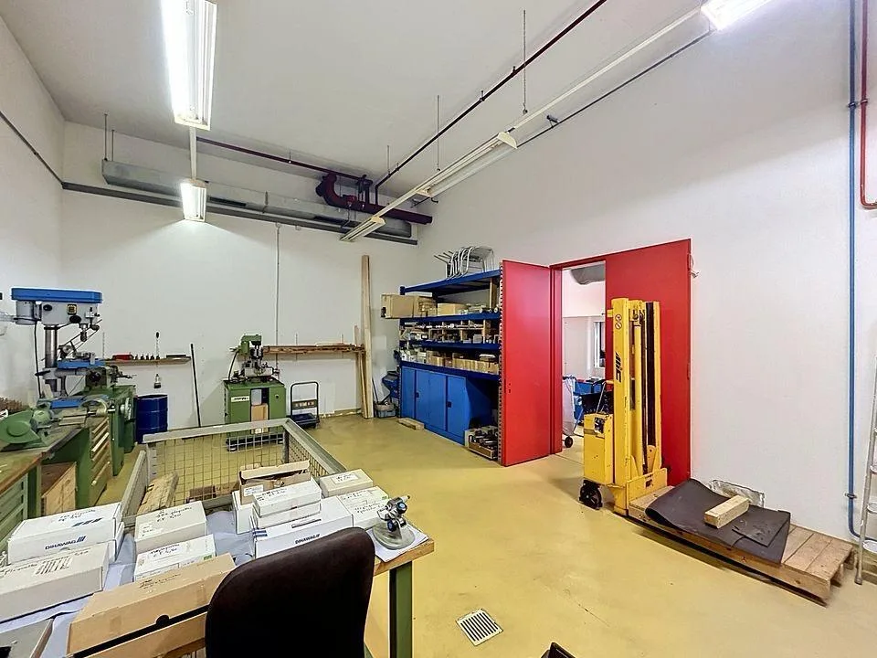 420 m2 workshop on the ground floor - Access through sectional door - Close to everything – photo 6 of 7