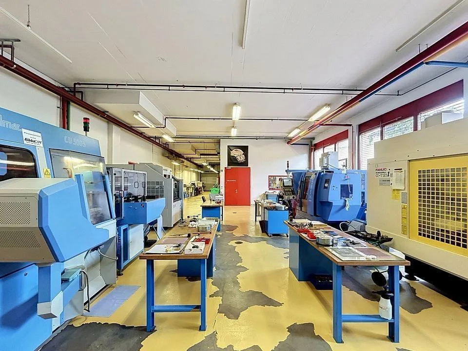 Laboratorio 420 m2 al piano terra - Accesso attraverso porta sezionale - Vicino a tutto