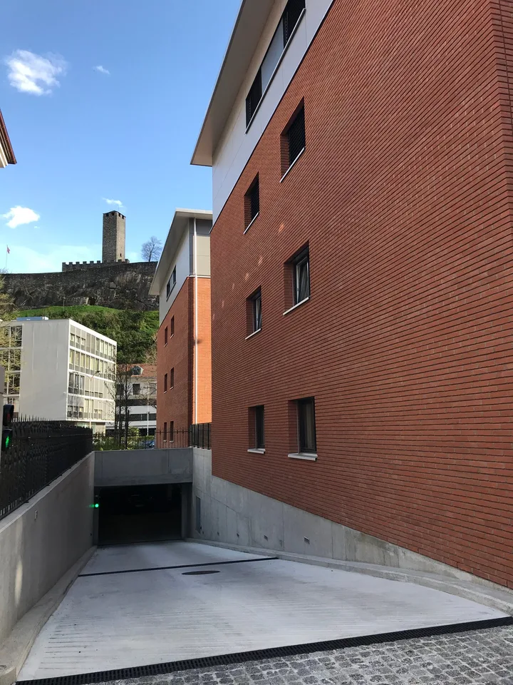 Parking dans garage, centre-ville