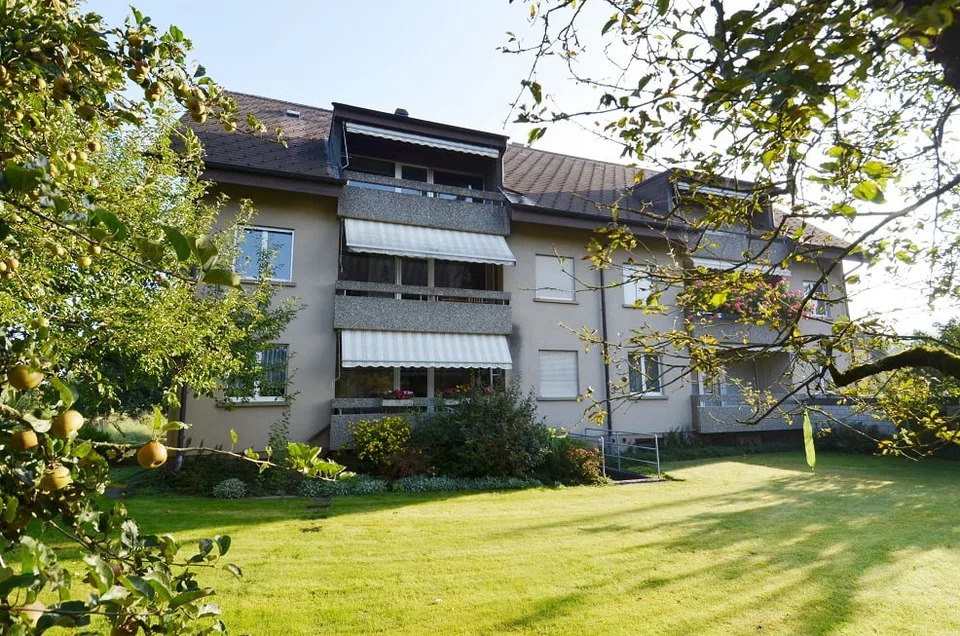 Appartement de 3,5 pièces rénové à neuf dans un quartier calme et central à Ersigen à louer