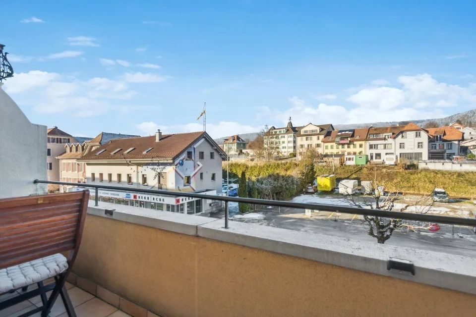 Seltenheit im Herzen von Reconvilier: Renovierte 4.5-Zimmer-Wohnung