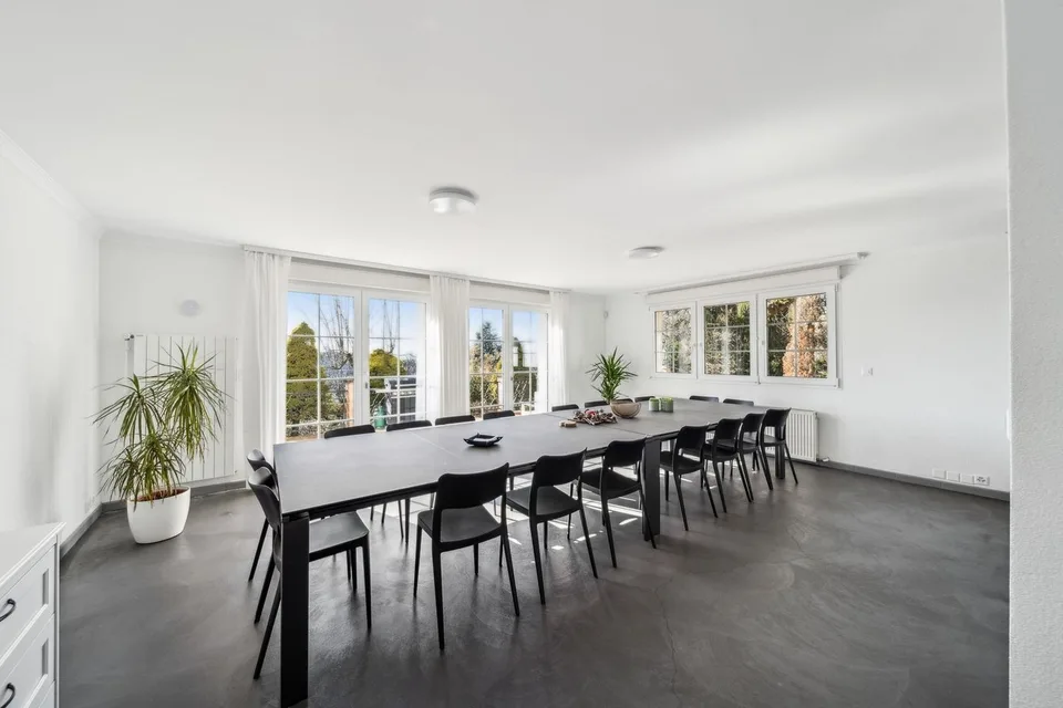 Grande proprietà familiare in un quartiere residenziale