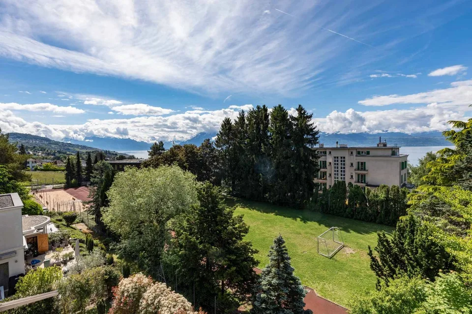 In einer ruhigen Nachbarschaft, schönes Apartment mit Seeblick