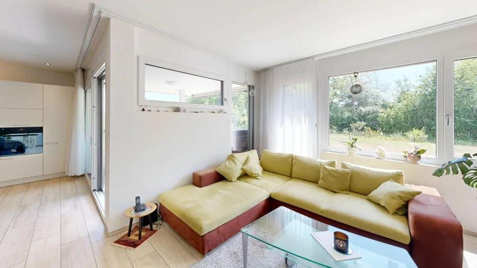 Appartamento di giardino di 3,5 locali con giardino esclusivo di 245 m² e terrazza coperta