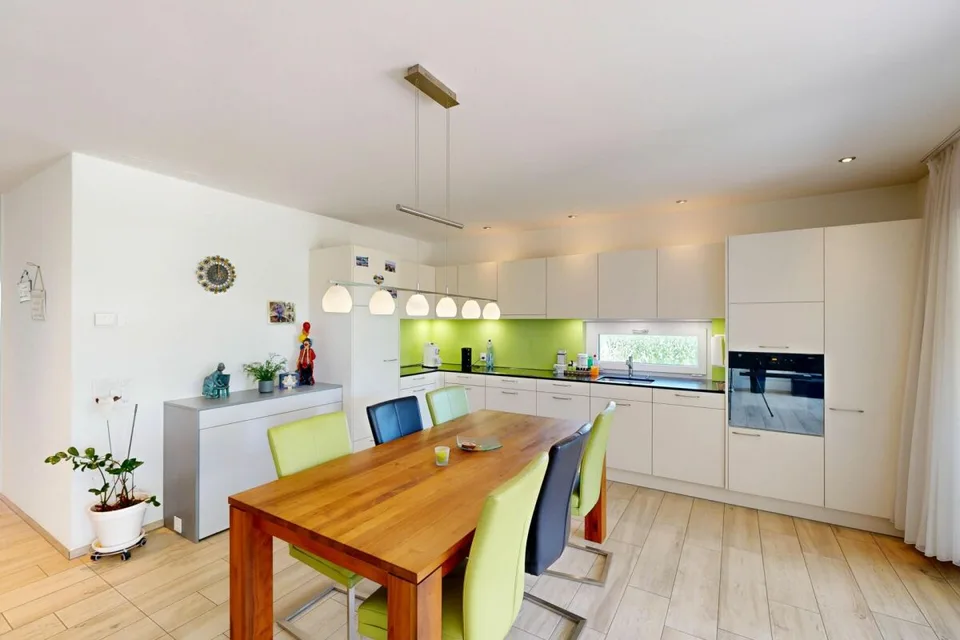 Appartamento di giardino di 3,5 locali con giardino esclusivo di 245 m² e terrazza coperta