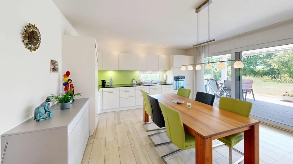 Appartamento di giardino di 3,5 locali con giardino esclusivo di 245 m² e terrazza coperta