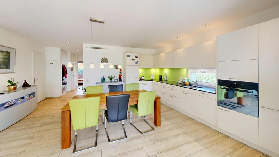 Appartamento di giardino di 3,5 locali con giardino esclusivo di 245 m² e terrazza coperta