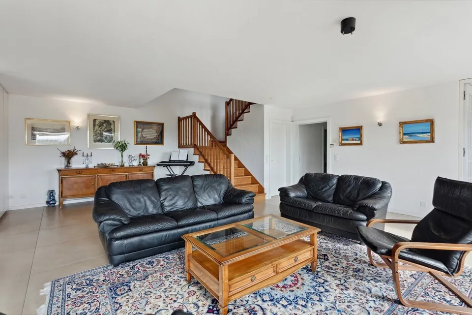 Family villa with 7.5 rooms and independent studio of 1.5 rooms, with a view