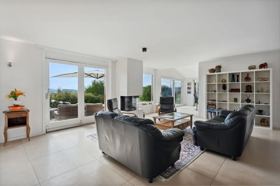 Family villa with 7.5 rooms and independent studio of 1.5 rooms, with a view