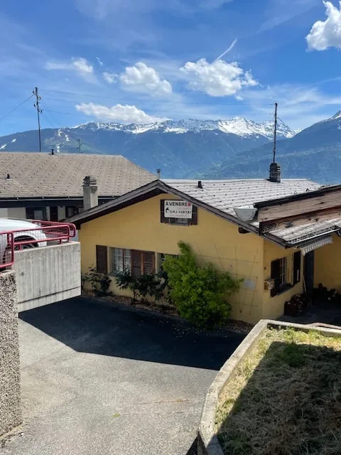 Maison de village à rénover avec deux granges, *SMJ Habitat*