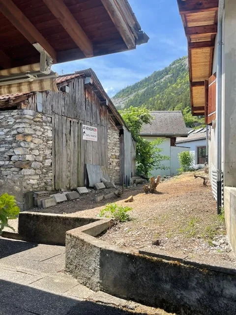 Maison de village à rénover avec deux granges, *SMJ Habitat*