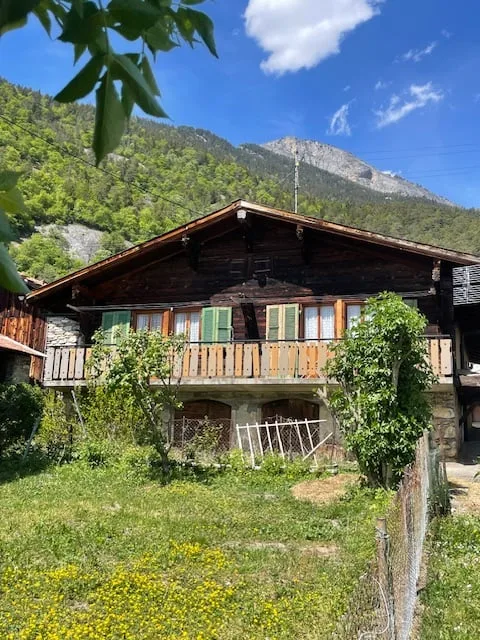 Maison de village à rénover avec deux granges, *SMJ Habitat*
