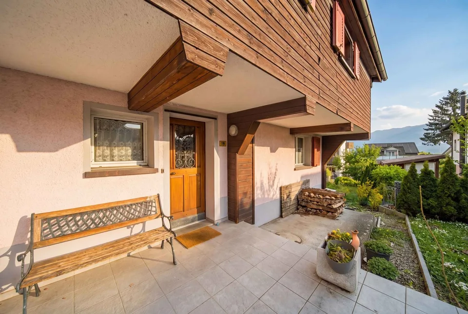 GLARNER HAUSHÄLFTE MIT POTENZIAL AN ATTRAKTIVER LAGE – Foto 6 von 8
