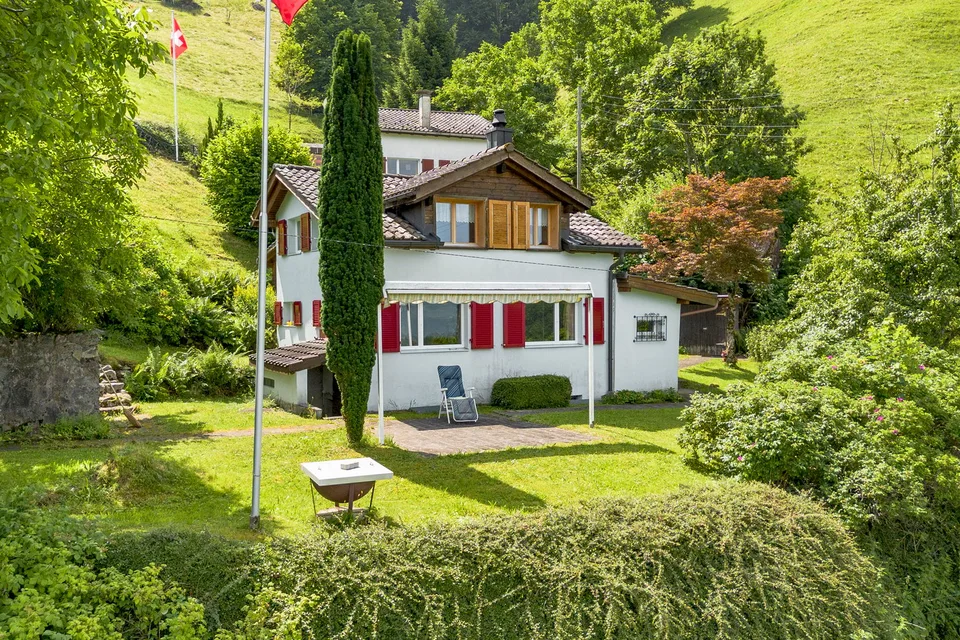 Ein Juwel in erhöhter Aussichtslage über dem Walensee