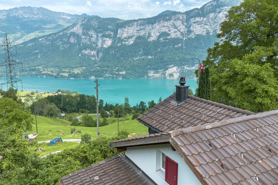 Un gioiello in una posizione elevata con vista sul lago di Walensee