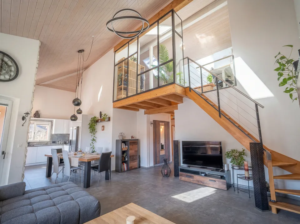 Dachgeschoß-Duplex komplett renoviert