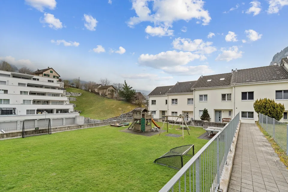 Maison familiale moderne de 7,5 pièces avec jardin et terrasse à Glarus