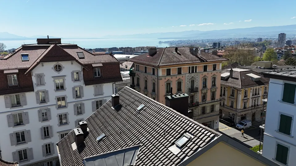 Edificio residenziale con 4 appartamenti e uno spazio commerciale a Losanna