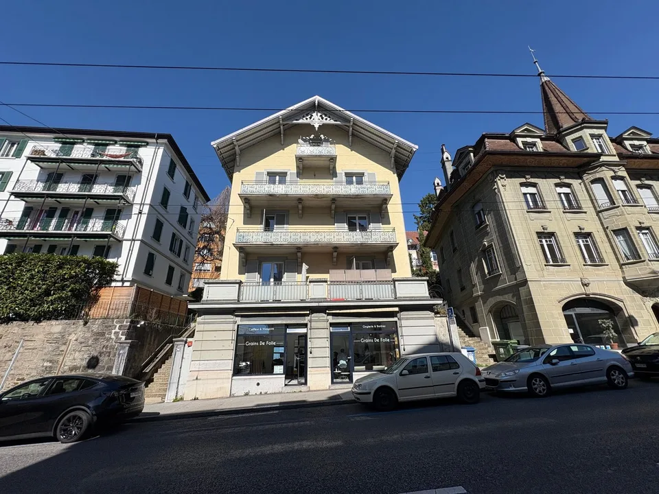 Edificio residenziale con 4 appartamenti e uno spazio commerciale a Losanna