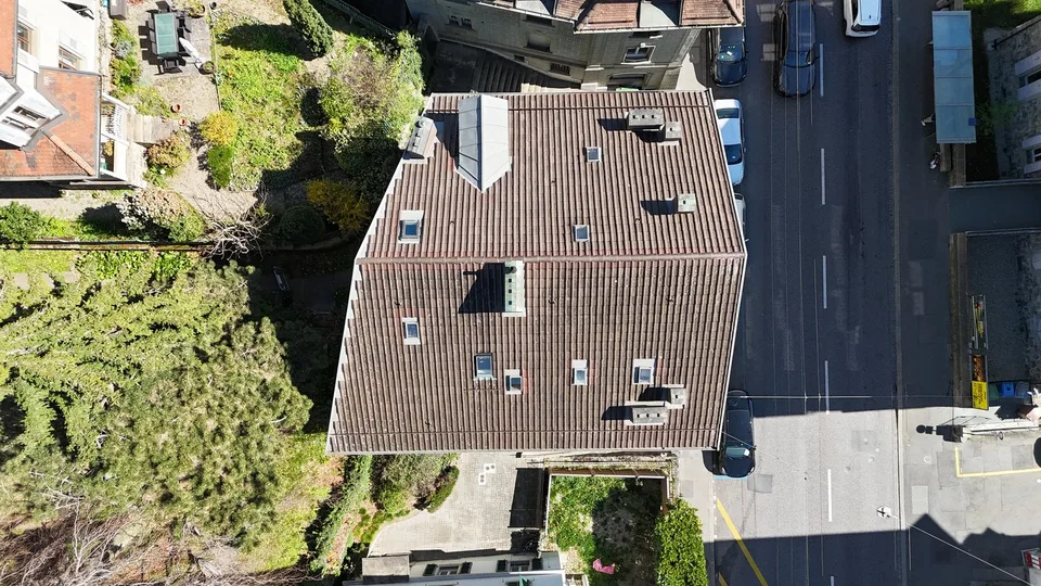 Edificio residenziale con 4 appartamenti e uno spazio commerciale a Losanna