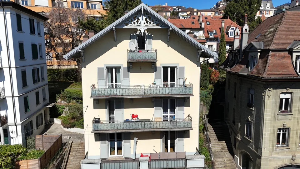 Edificio residenziale con 4 appartamenti e uno spazio commerciale a Losanna