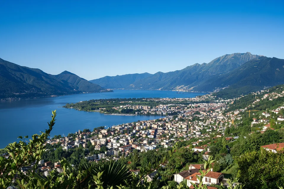 MINUSIO - Vendesi 3.5 locali con piscina coperta anche res. secondaria
