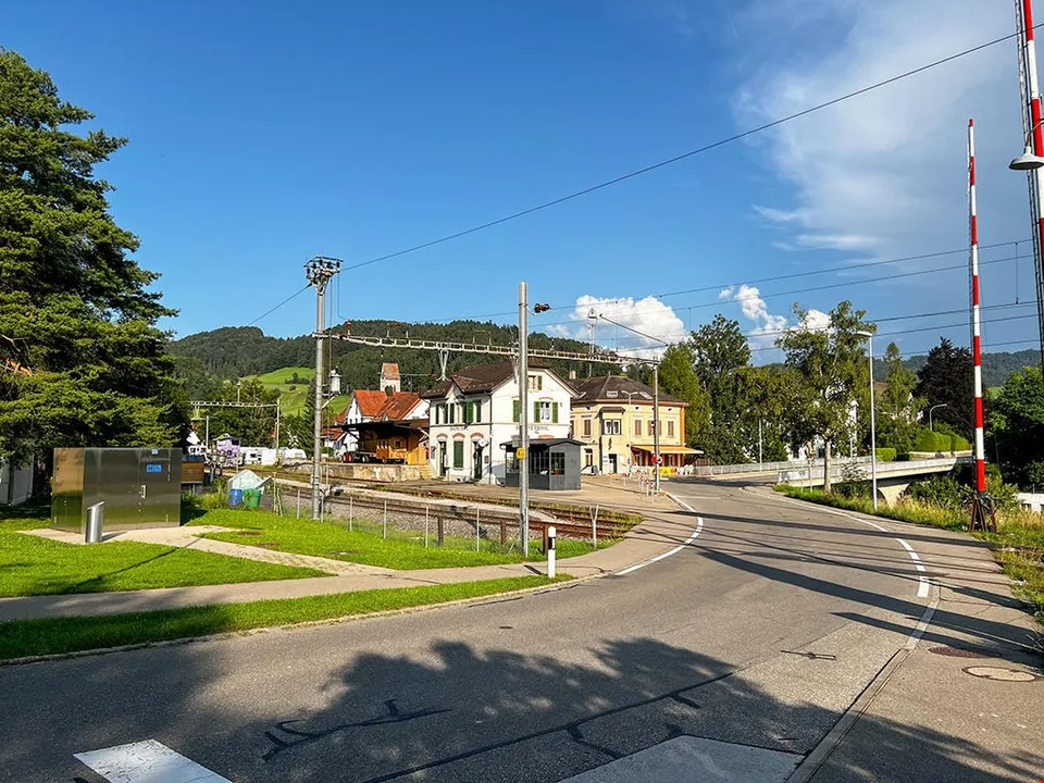 BÄRETSWIL - FABELHAFTE MAISONETTE-WOHNUNG - 2.5 ZIMMER