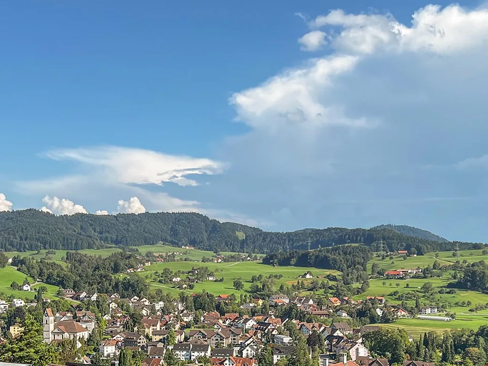 BÄRETSWIL - FABELHAFTE MAISONETTE-WOHNUNG - 2.5 ZIMMER