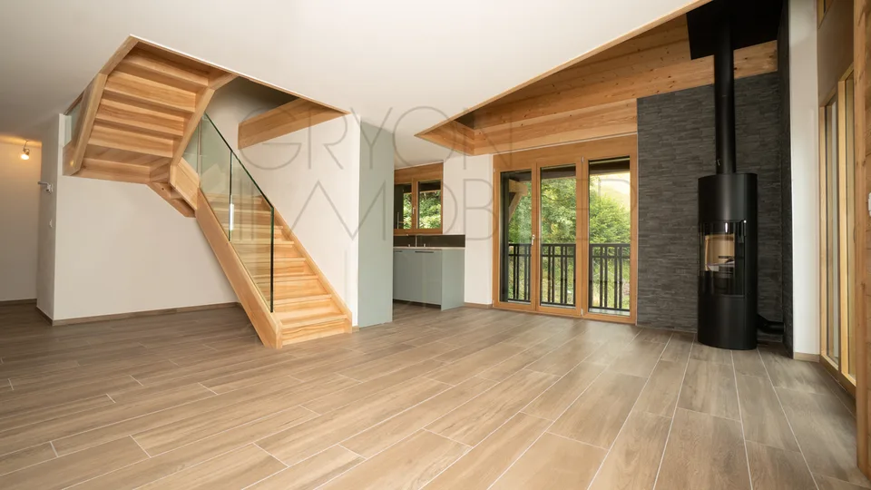 Elegante duplex alpino, 140 m² abitabili + garage, vicino a Barboleuse
