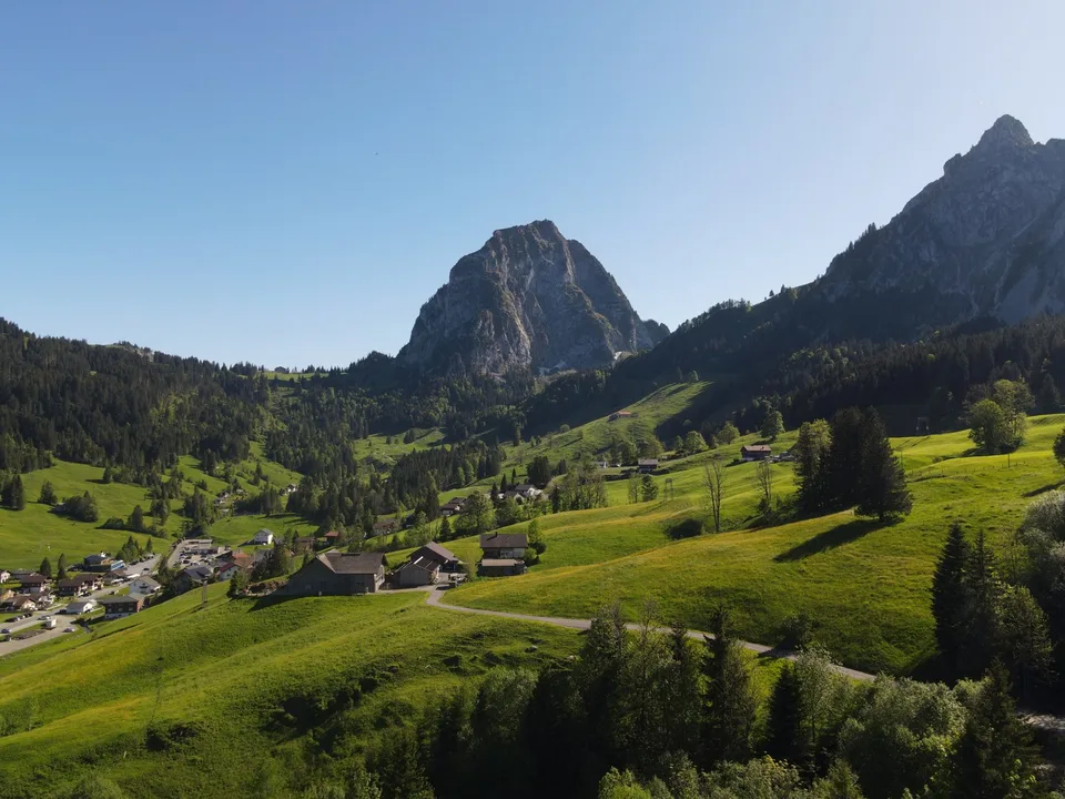 Bauland im Baurecht in Alpthal-Brunni – Toplage am Hang mit Weitblick