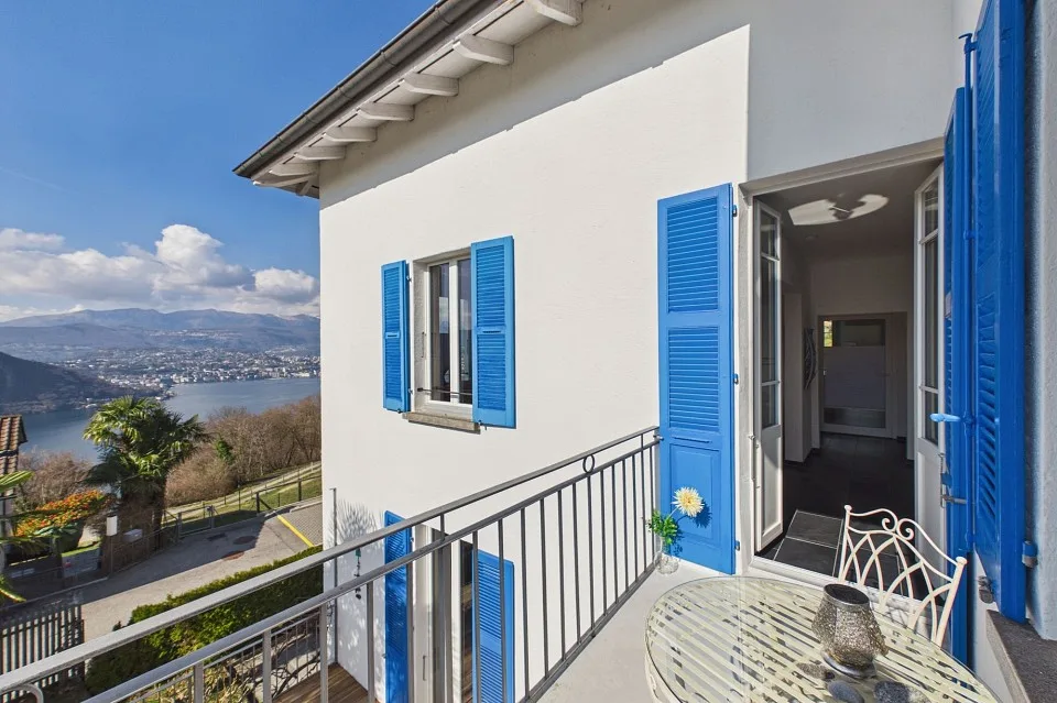 Ampio attico, splendida vista sul lago, giardino e a 25 minuti da Lugano !