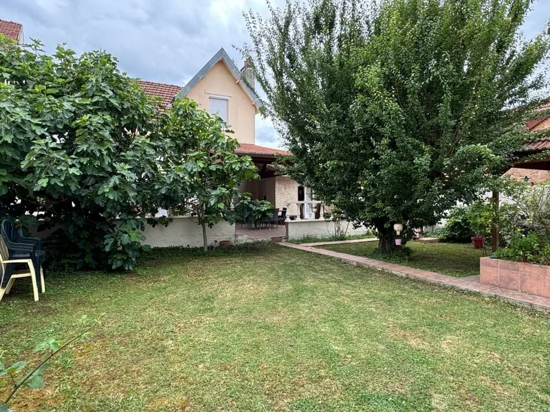 CASA DI CITTÀ, GRANDE SPAZIO VITALE, 4 CAMERE DA LETTO E BELLO GIARDINO