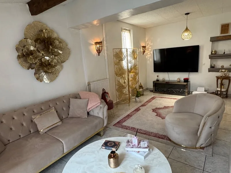 CASA DI CITTÀ, GRANDE SPAZIO VITALE, 4 CAMERE DA LETTO E BELLO GIARDINO