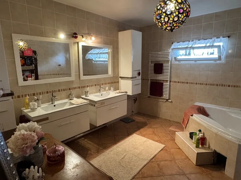 MAISON DE VILLE, GRANDE PIÈCE DE VIE, 4 CHAMBRES ET BEAU JARDIN – photo 9 sur 13