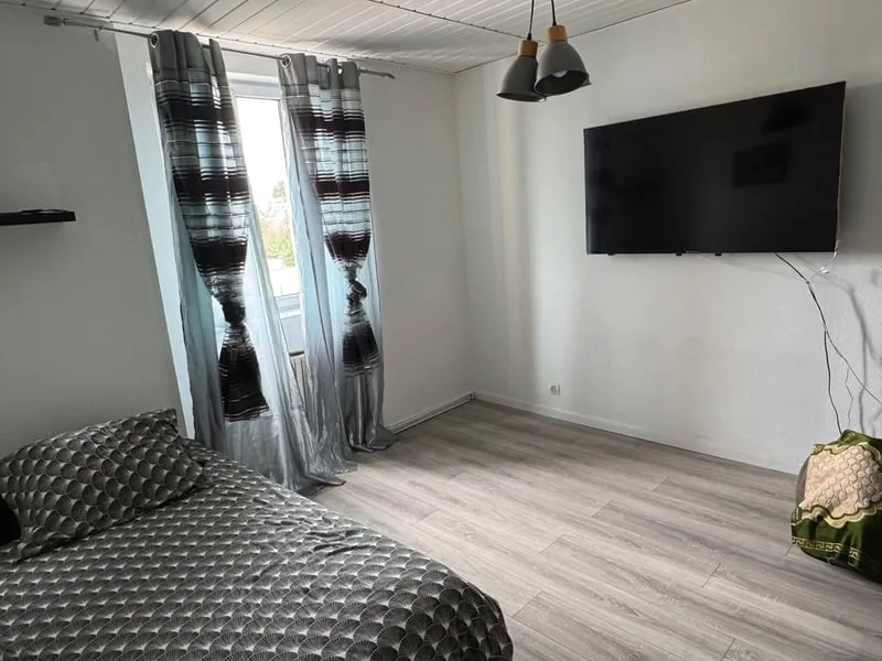 MAISON DE VILLE, GRANDE PIÈCE DE VIE, 4 CHAMBRES ET BEAU JARDIN – photo 11 sur 13