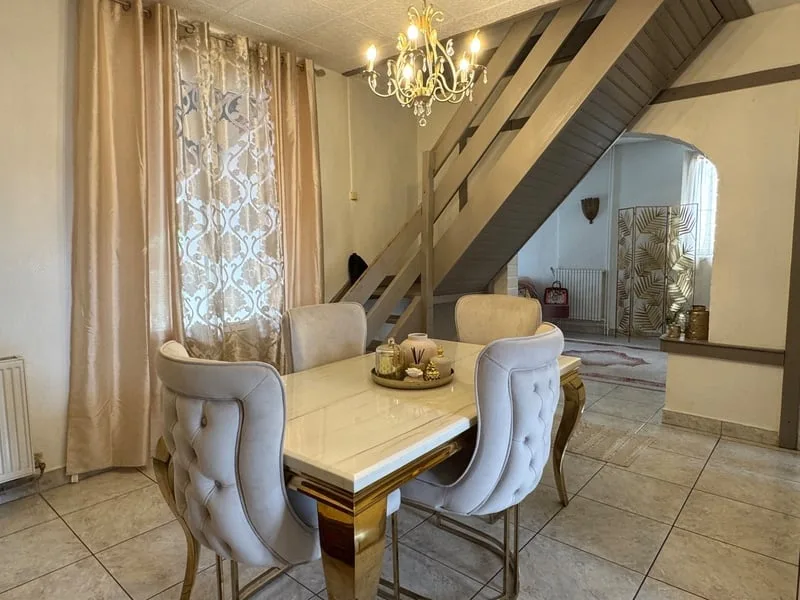 MAISON DE VILLE, GRANDE PIÈCE DE VIE, 4 CHAMBRES ET BEAU JARDIN – photo 6 sur 13