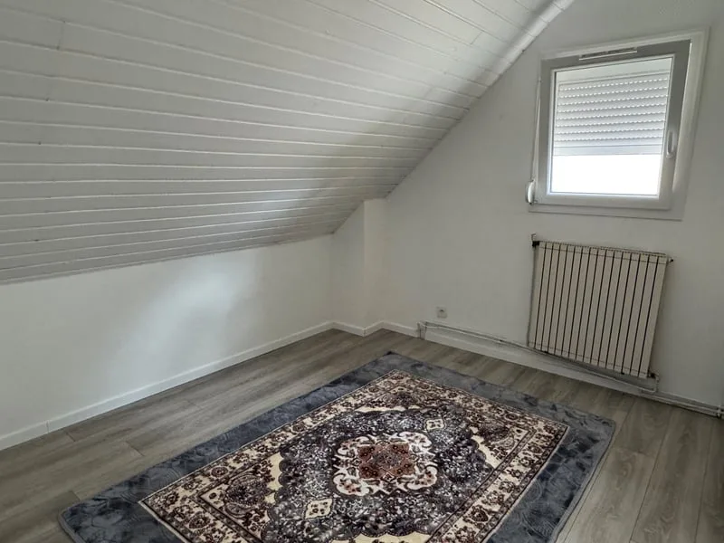 MAISON DE VILLE, GRANDE PIÈCE DE VIE, 4 CHAMBRES ET BEAU JARDIN – photo 12 sur 13