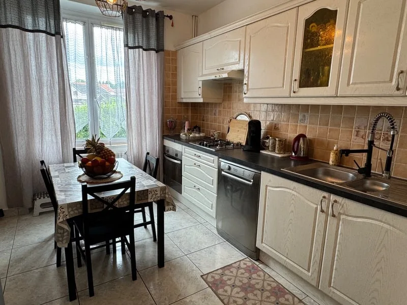 MAISON DE VILLE, GRANDE PIÈCE DE VIE, 4 CHAMBRES ET BEAU JARDIN – photo 7 sur 13