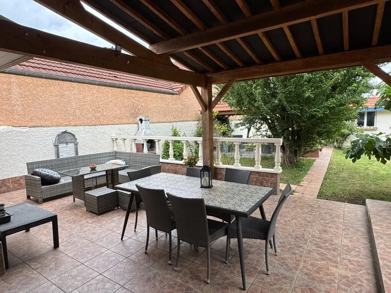 CASA DI CITTÀ, GRANDE SPAZIO VITALE, 4 CAMERE DA LETTO E BELLO GIARDINO