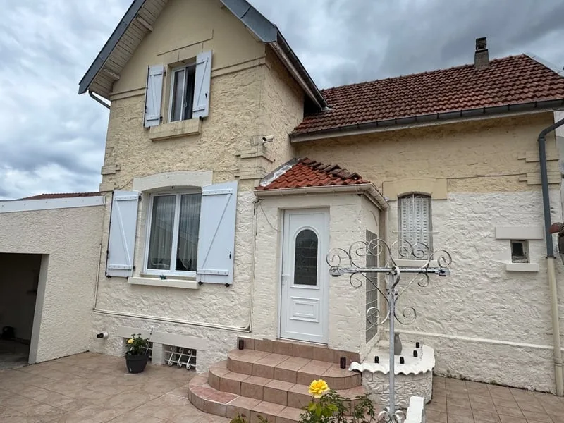 MAISON DE VILLE, GRANDE PIÈCE DE VIE, 4 CHAMBRES ET BEAU JARDIN