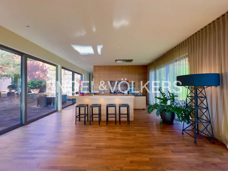 Elegant design villa with privacy and breathtaking panorama – photo 6 of 12