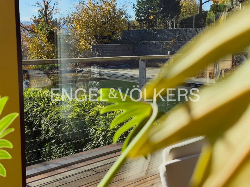 Elegant design villa with privacy and breathtaking panorama – photo 9 of 12
