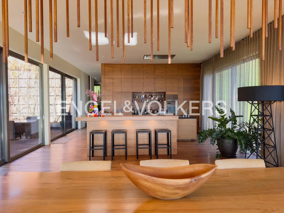 Elegant design villa with privacy and breathtaking panorama – photo 7 of 12