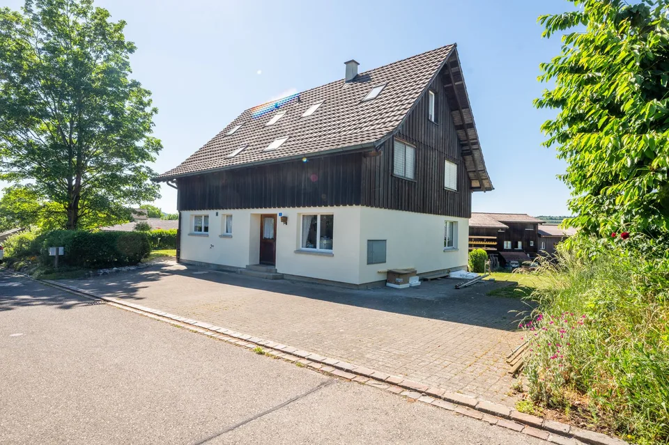 Grosszügiges Einfamilienhaus mit viel Umschwung und weitläufigem Garten