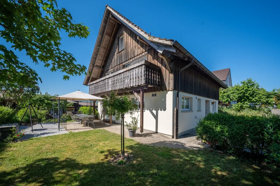 Grosszügiges Einfamilienhaus mit viel Umschwung und weitläufigem Garten